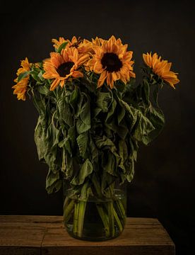 Modern stilleven bloemen in een vaas "De Zonnebloemen"