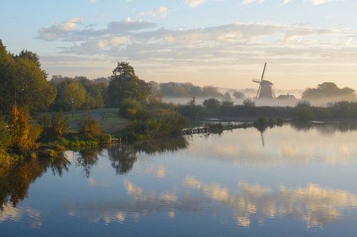 Westbroekse molen van Oud Zuilen (vlakbij Utrecht)  in de ochtendnevel tijdens de herfst