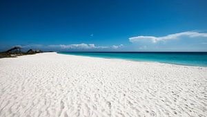 Tropisch wit strand - Klein Curacao van Keesnan Dogger Fotografie
