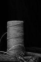 Photo simple en noir et blanc d'une pelote de ficelle.