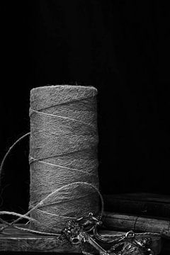 zwart wit foto eenvoudige foto van een bol touw. van Aan Kant