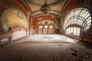 Majestueuze Balzaal. van Roman Robroek - Foto's van Verlaten Gebouwen