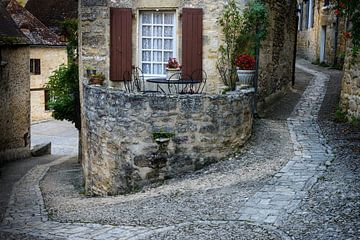 Mittelalterliche Gasse mit Kopfsteinpflaster in Frankreich