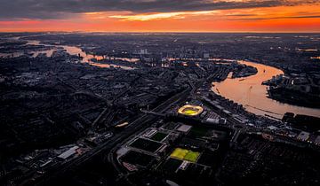 Luchtfoto van Rotterdam na zonsondergang van Guido Pijper