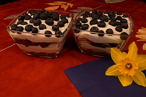 Zelfgemaakte bosbessen laagjes dessert met mascarpone