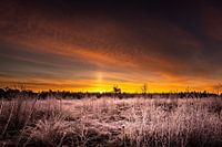 Kalter Sonnenaufgang mit schönen orangen Farben