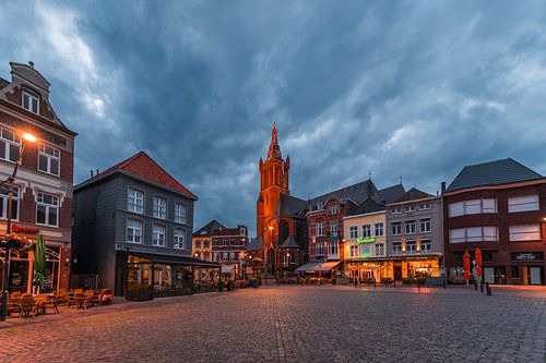 Roermond - Der Marktplatz und die St.-Christophorus-Kathedrale am Abend (0148)