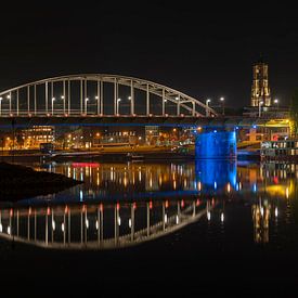 John Frost Brug en Eusebius Kerk bij Nacht Arnhem NL van Ton Bosman