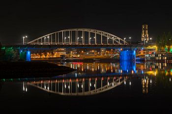 Pont John Frost et église Eusebius de nuit Arnhem NL