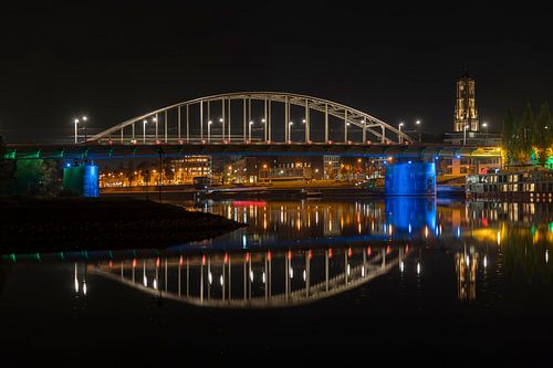 John-Frost-Brücke und Eusebius-Kirche bei Nacht Arnheim NL