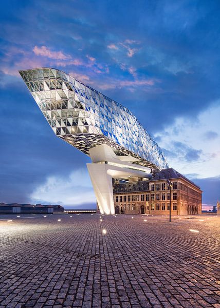 Illuminated Anvers Maison Port au crépuscule avec place pavée par Tony Vingerhoets