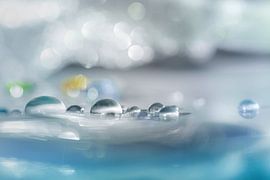 Tropfen in hellblauem Wasser 2 von Patricia van Kuik