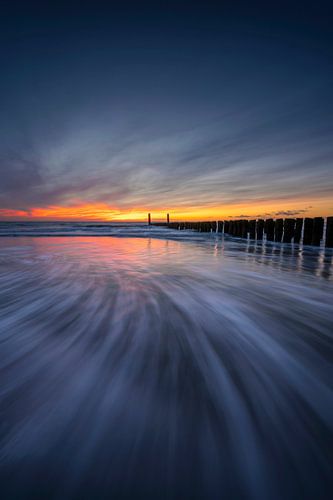 Deep Blue (Sonnenuntergang Wellenbrecher Zeeland) von Thom Brouwer