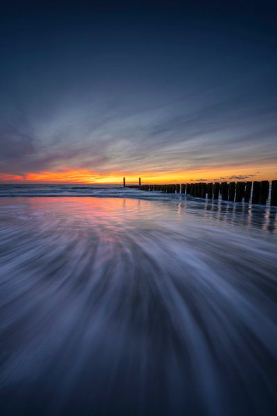 Deep Blue (brise-lames au coucher du soleil en Zélande) par Thom Brouwer