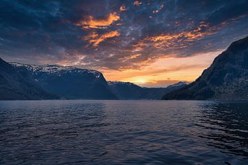 Westkap in Norwegen. Fjord und Meer mit Sonnenuntergang und Bergen an der Küste von Martin Köbsch