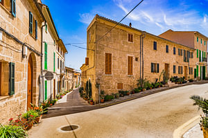 Schöner Blick auf die Straßen in der Altstadt von Alcudia, Spanien Balearische Inseln