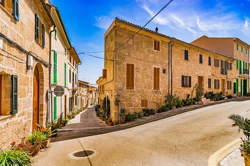 Mooi uitzicht op straten in de oude stad van Alcudia, Spanje Balearen