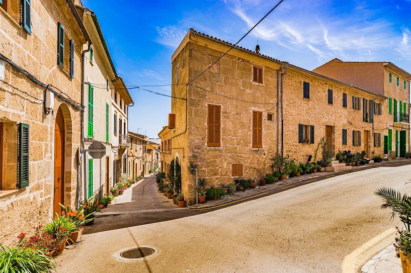 Mooi uitzicht op straten in de oude stad van Alcudia, Spanje Balearen van Alex Winter