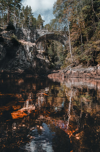 Schwedische Natur – Zentrierter vertikaler Fotodruck der steinernen Bogenbrücke bei Brattfallet
