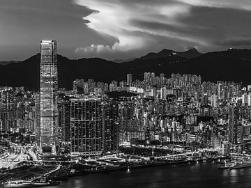 HONGKONG 38 - Schemering over Kowloon van Tom Uhlenberg