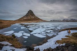 Fotograf am Rande des Sees am Berg Kirkjufell in Westisland von Anges van der Logt