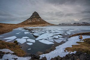 Fotograf am Rande des Sees am Berg Kirkjufell in Westisland
