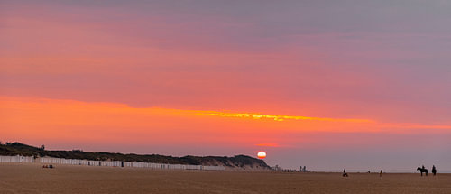 Strand Vrouwenpolder met ondergaande zon