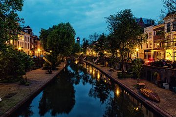 De Oudegracht in Utrecht vanaf de Vollersbrug met in de verte de Domtoren (kleur) van De Utrechtse Grachten