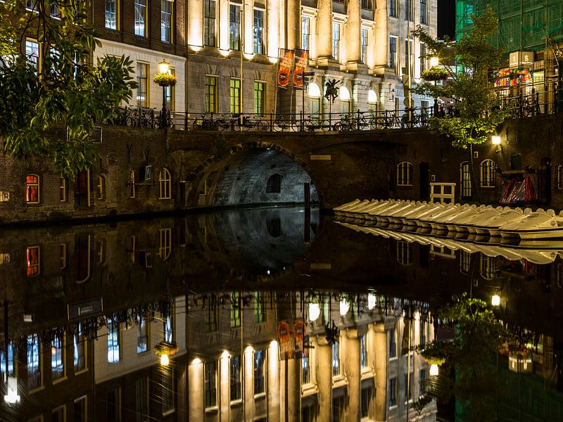 Utrecht stadhuisbrug bij nacht van Marjan Versluijs
