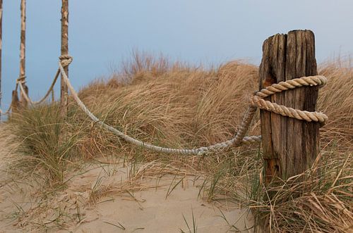 paal aan het strand in de duinen