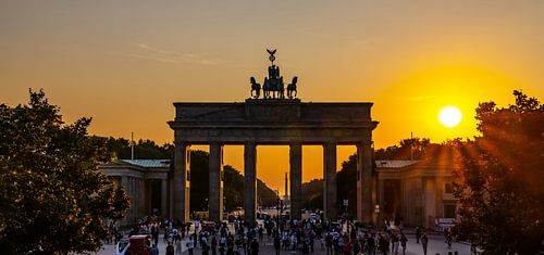 Brandenburger Tor en Pariser Platz bij zonsondergang
