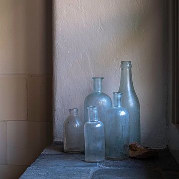 Still life with old medicine bottles and potsherd by Affect Fotografie