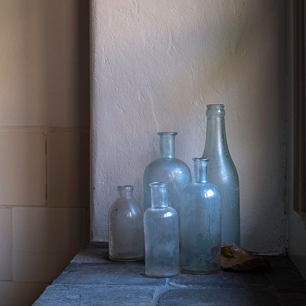 Stilleben mit alten Medizinflaschen und Topfscherben von Affect Fotografie