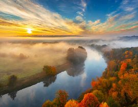Rivier in herfst met mist