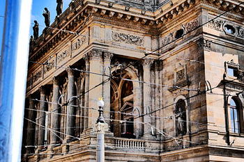 Prague - Opéra avec lignes de tramway
