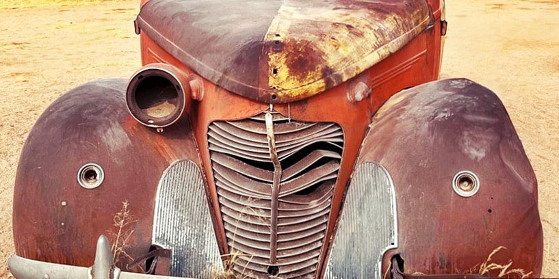 ein amerikanisches Oldtimer Wrack in der Wüste von Werner Lehmann