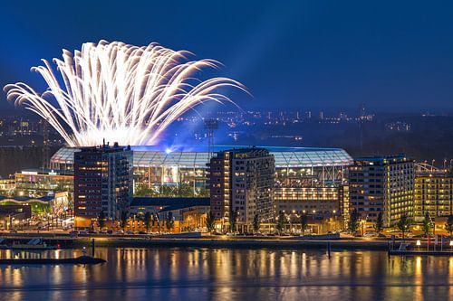 Het vuurwerk boven het Feijenoord Stadion "De Kuip" in Rotterdam