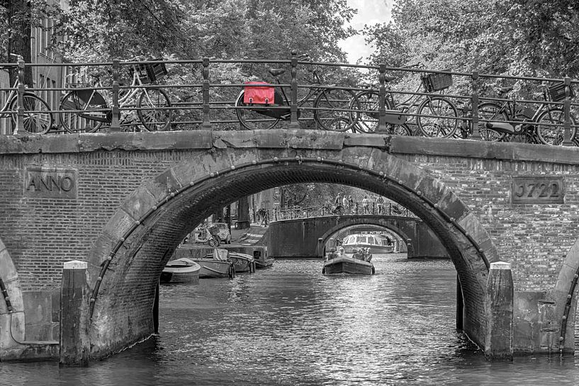 Oude brug over de Herengracht Amsterdam van Foto Amsterdam/ Peter Bartelings