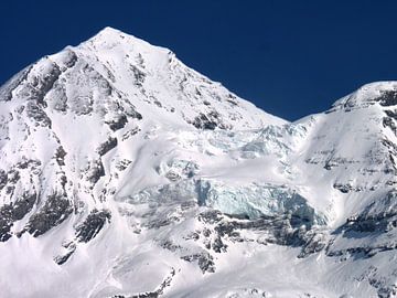 Besneeuwde berg(top) von M de Vos