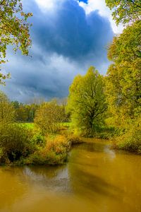 De Dinkel kronkelt door een herfstlandschap in Twente