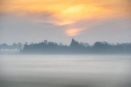 Sonnenaufgang mit Nebel über der Wiese von Erwin Pilon