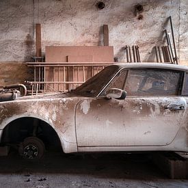 Verlassenes Auto in der Garage. von Roman Robroek – Fotos verlassener Gebäude