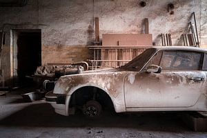 Voiture abandonnée dans le garage. sur Roman Robroek - Photos de bâtiments abandonnés