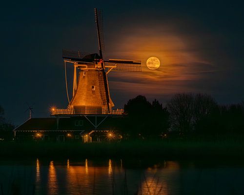 Volle maan wordt afgeschoten door de wiek van molen Leonide in Anna Paulowna