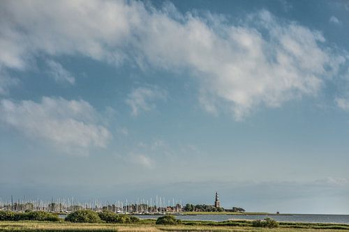 Zicht op Hindeloopen vanaf de IJsselmeerdijk nabij Workum
