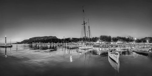 Avondsfeer in de haven van Garda aan het Gardameer. Zwart-wit beeld