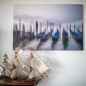 Klantfoto: Gondels in de ochtendmist van Venetië van t.ART, op canvas