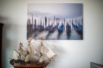 Klantfoto: Gondels in de ochtendmist van Venetië