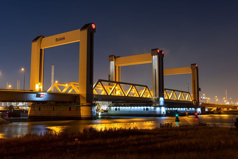 Botlekbrug in de nacht by Patrick Speters