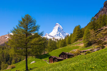 Idylisch Zwitsers landschap met uitzicht over de Matterhorn